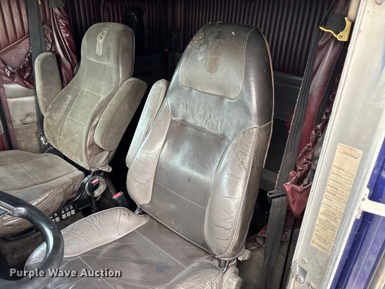 image for item EM8197 2003 Kenworth T600 semi truck