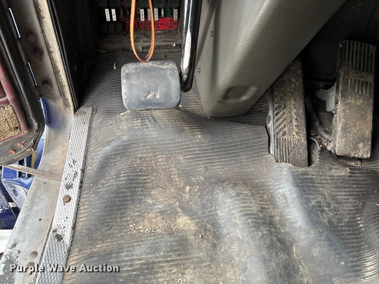 image for item EM8197 2003 Kenworth T600 semi truck