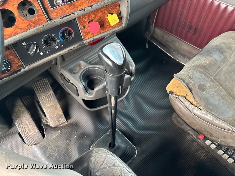 image for item EM8197 2003 Kenworth T600 semi truck