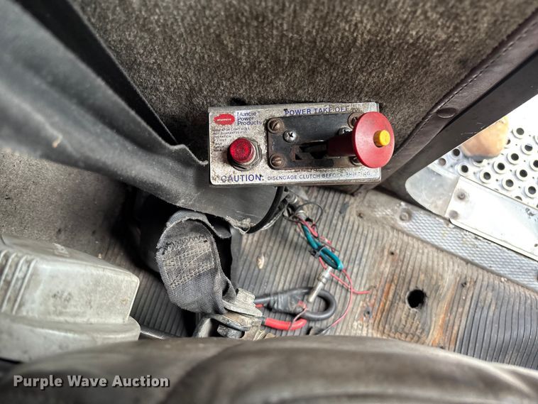 image for item EM8197 2003 Kenworth T600 semi truck