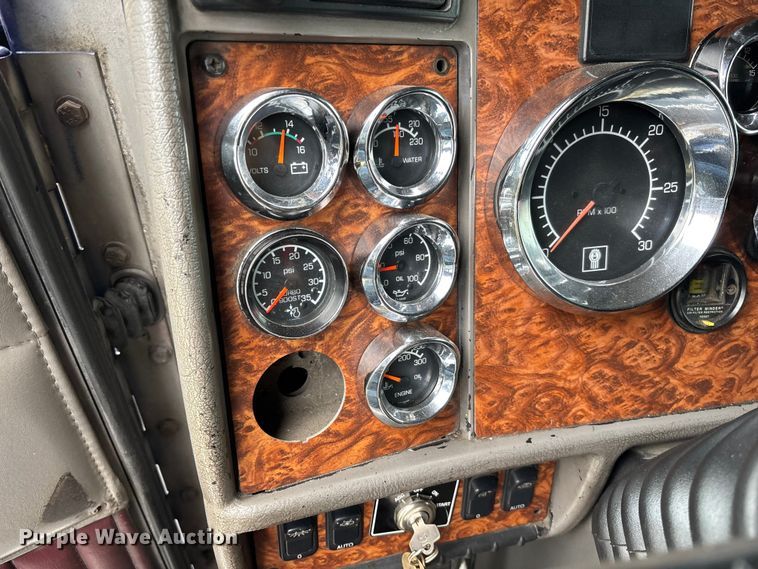 image for item EM8197 2003 Kenworth T600 semi truck