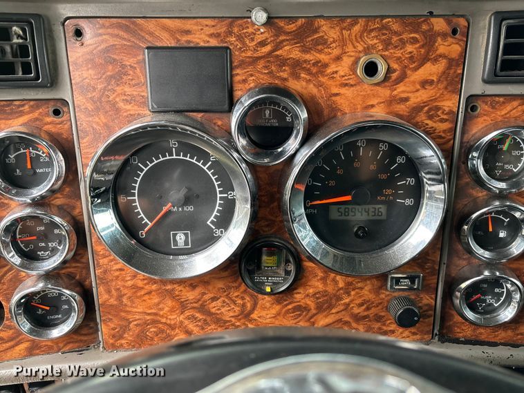 image for item EM8197 2003 Kenworth T600 semi truck