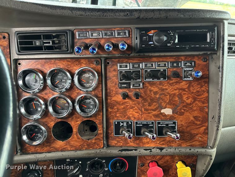 image for item EM8197 2003 Kenworth T600 semi truck