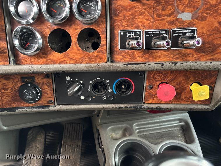 image for item EM8197 2003 Kenworth T600 semi truck