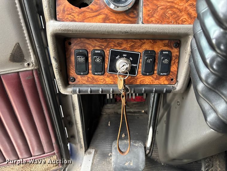 image for item EM8197 2003 Kenworth T600 semi truck