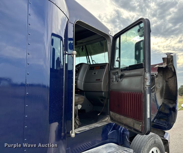 image for item EM8197 2003 Kenworth T600 semi truck