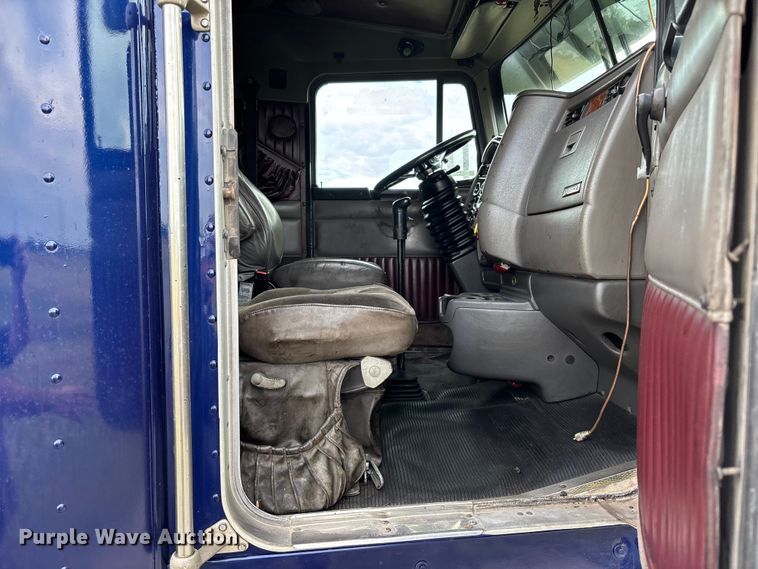 image for item EM8197 2003 Kenworth T600 semi truck