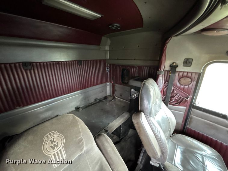 image for item EM8197 2003 Kenworth T600 semi truck