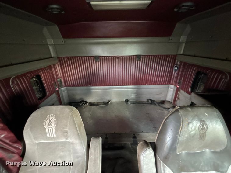 image for item EM8197 2003 Kenworth T600 semi truck