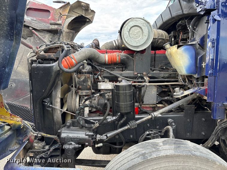 image for item EM8197 2003 Kenworth T600 semi truck