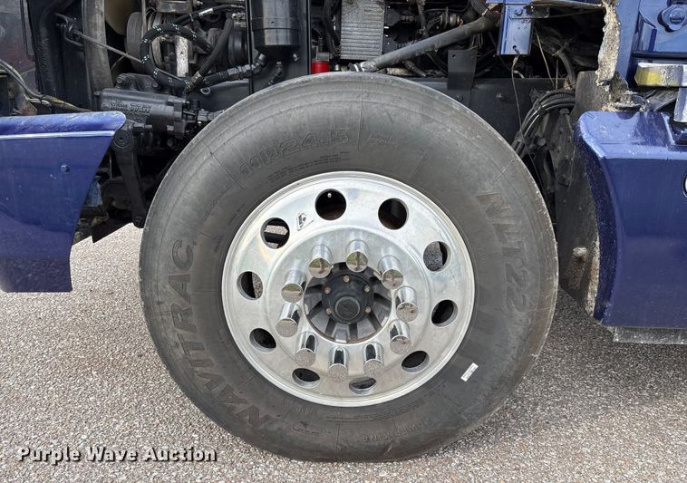 image for item EM8197 2003 Kenworth T600 semi truck