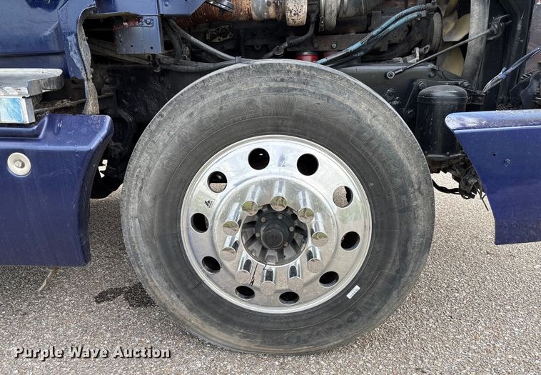 image for item EM8197 2003 Kenworth T600 semi truck