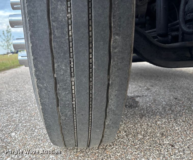 image for item EM8197 2003 Kenworth T600 semi truck