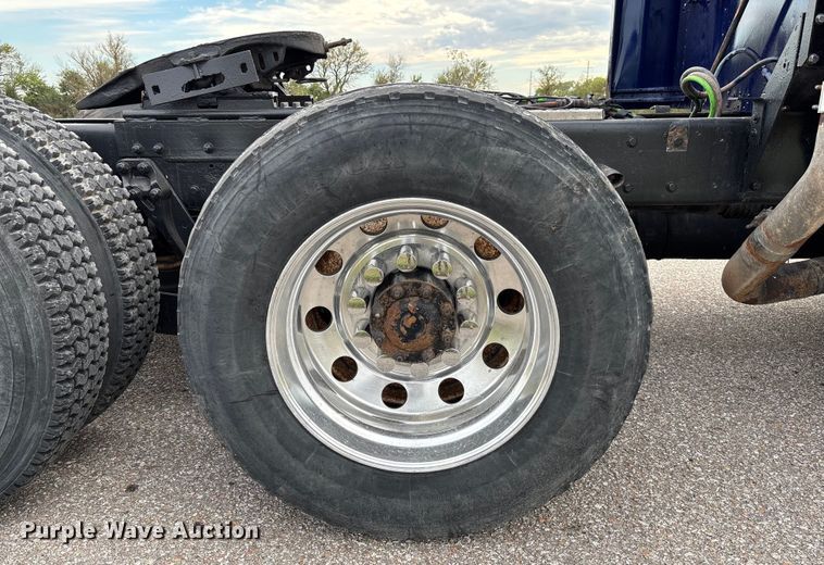 image for item EM8197 2003 Kenworth T600 semi truck