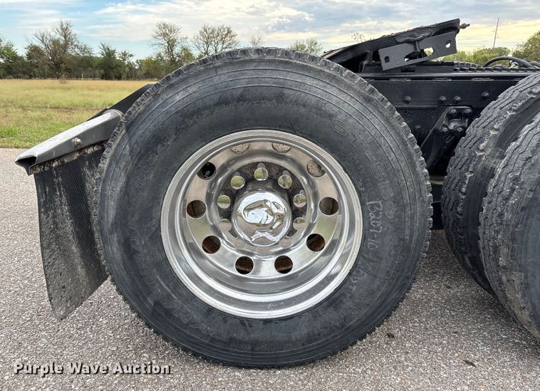 image for item EM8197 2003 Kenworth T600 semi truck