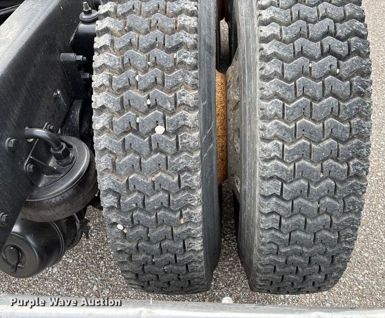 image for item EM8197 2003 Kenworth T600 semi truck