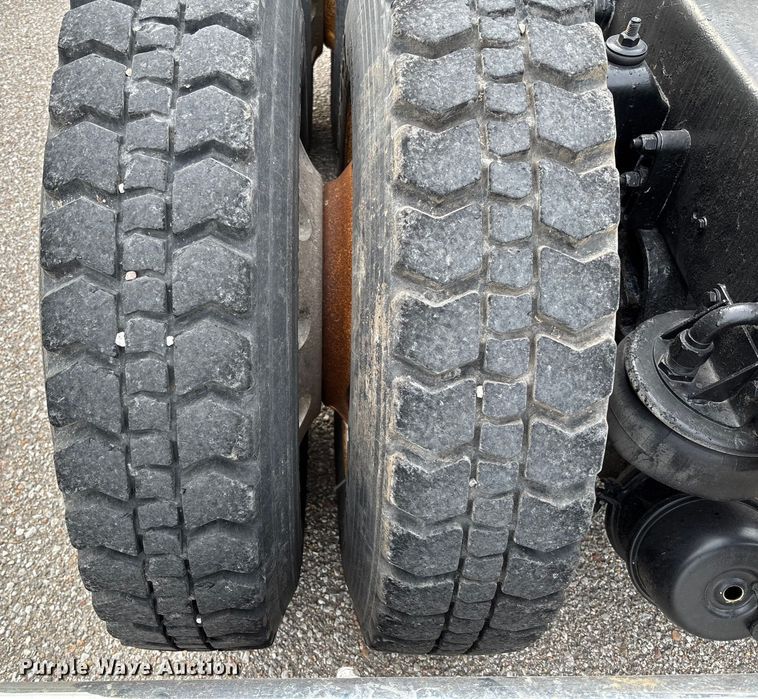 image for item EM8197 2003 Kenworth T600 semi truck