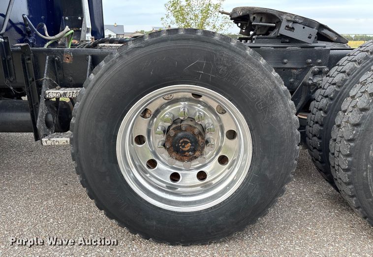 image for item EM8197 2003 Kenworth T600 semi truck