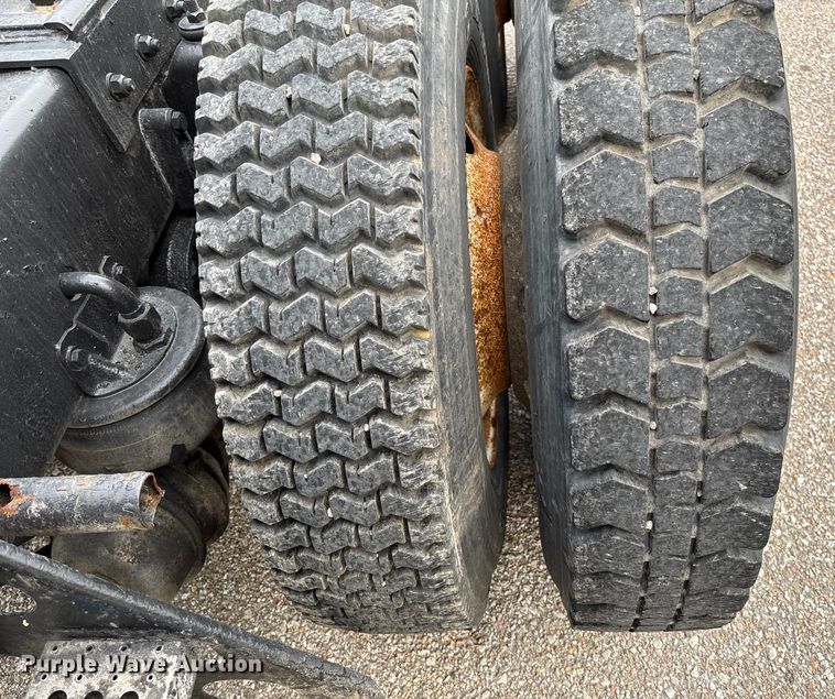 image for item EM8197 2003 Kenworth T600 semi truck