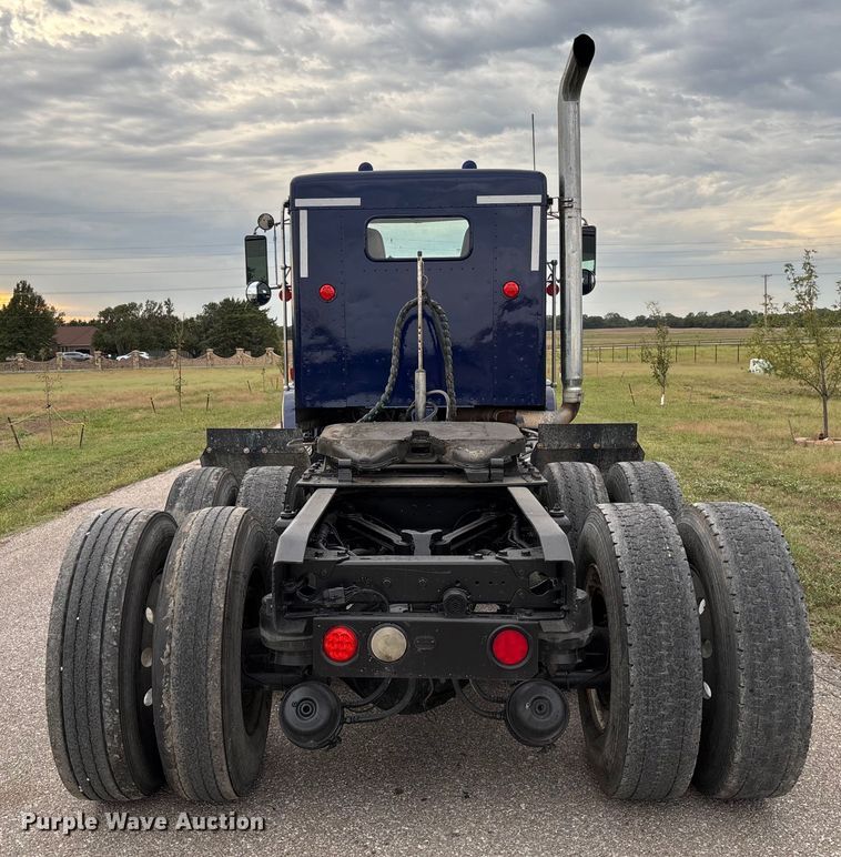 image for item EM8198 1999 Kenworth T800 semi truck