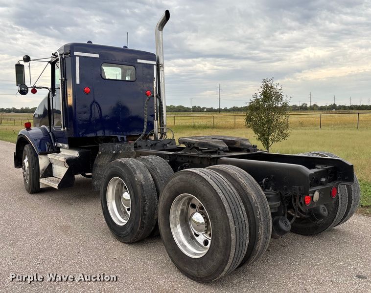 image for item EM8198 1999 Kenworth T800 semi truck