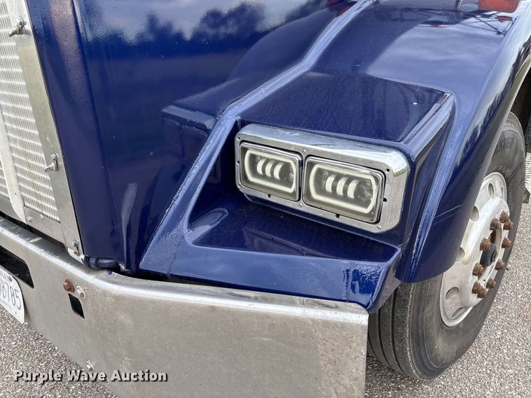 image for item EM8198 1999 Kenworth T800 semi truck