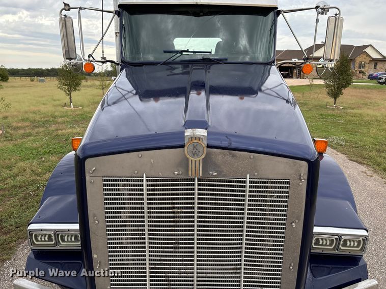 image for item EM8198 1999 Kenworth T800 semi truck