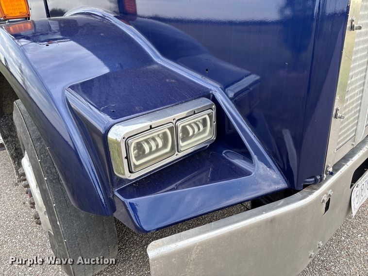 image for item EM8198 1999 Kenworth T800 semi truck