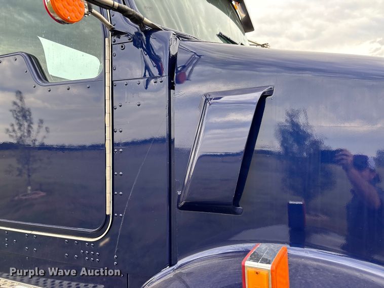 image for item EM8198 1999 Kenworth T800 semi truck