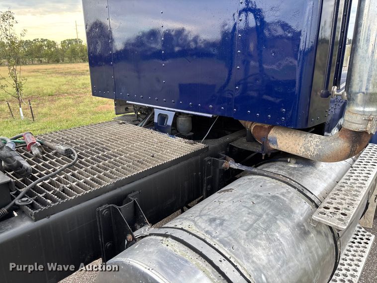 image for item EM8198 1999 Kenworth T800 semi truck