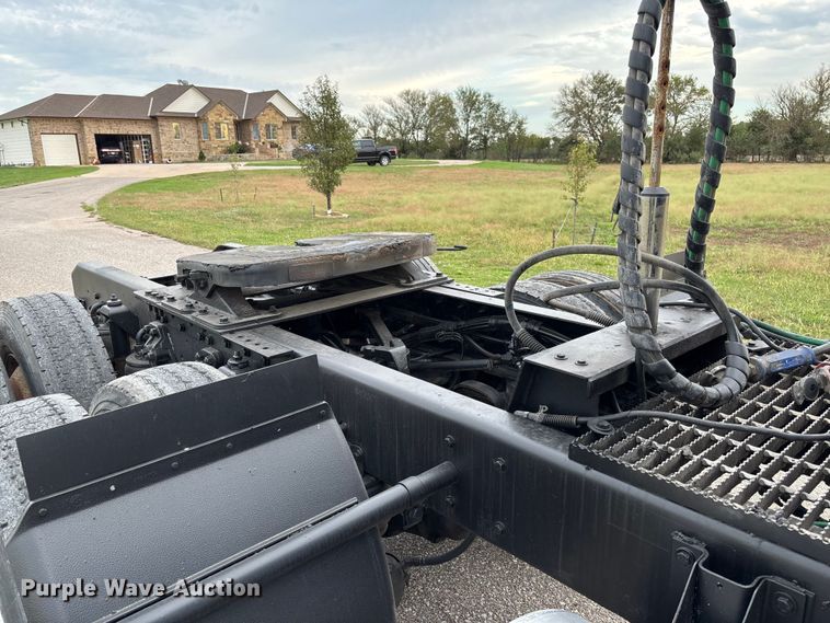 image for item EM8198 1999 Kenworth T800 semi truck