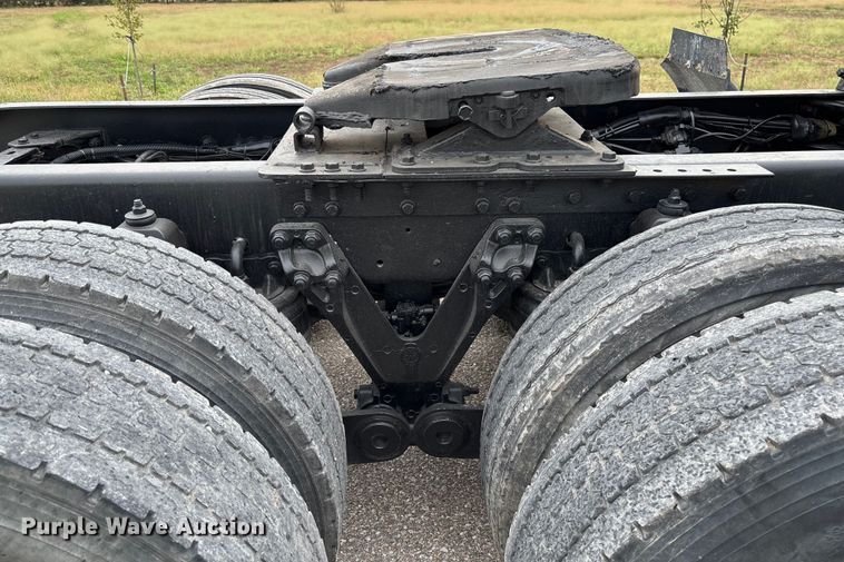 image for item EM8198 1999 Kenworth T800 semi truck