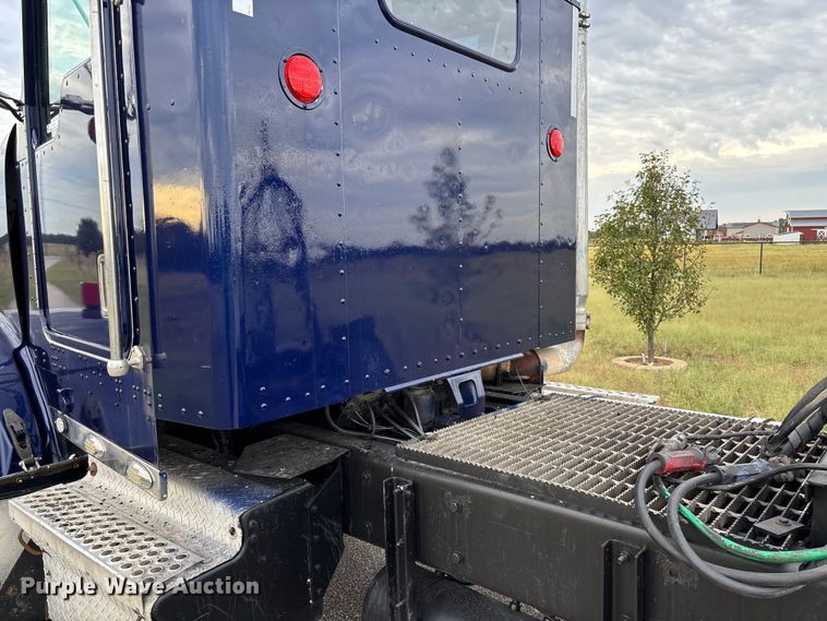 image for item EM8198 1999 Kenworth T800 semi truck