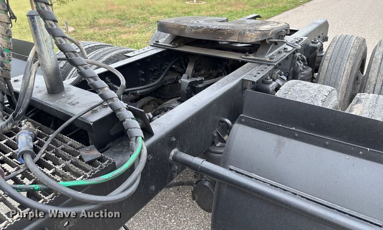 image for item EM8198 1999 Kenworth T800 semi truck