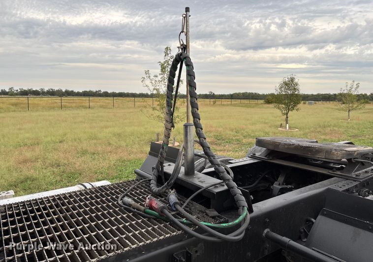 image for item EM8198 1999 Kenworth T800 semi truck