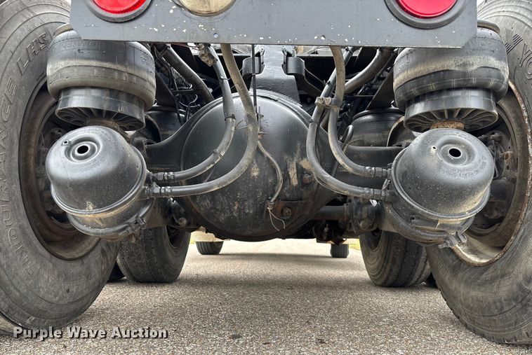 image for item EM8198 1999 Kenworth T800 semi truck