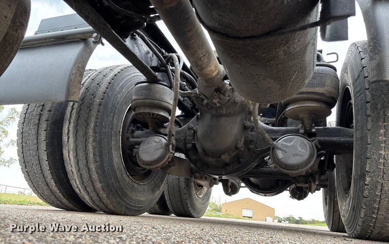 image for item EM8198 1999 Kenworth T800 semi truck