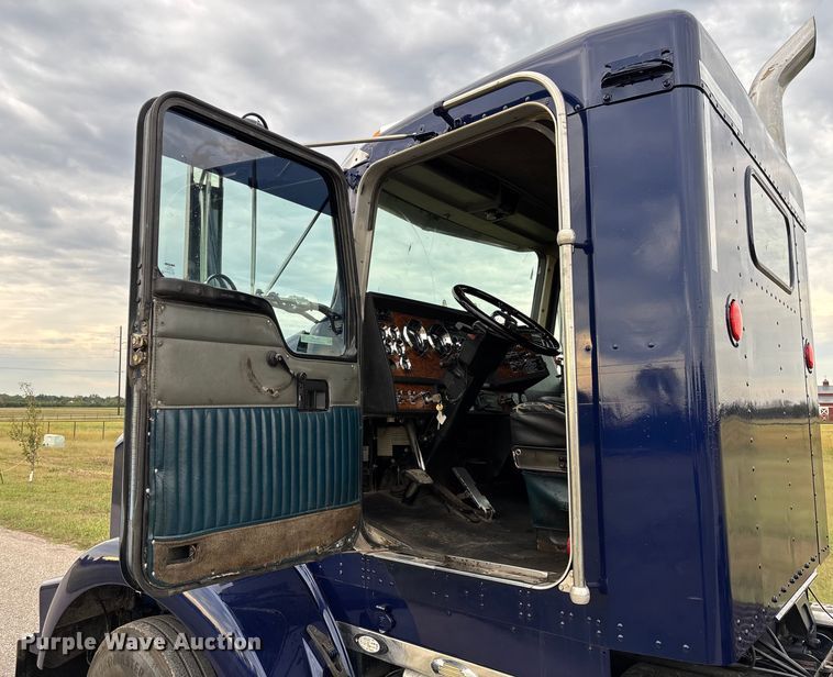 image for item EM8198 1999 Kenworth T800 semi truck