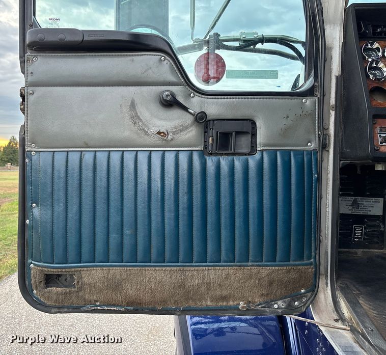 image for item EM8198 1999 Kenworth T800 semi truck