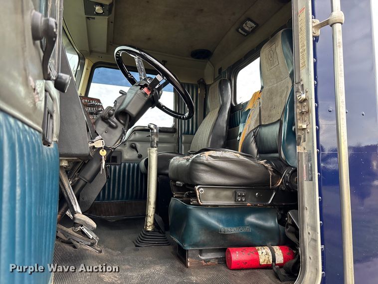 image for item EM8198 1999 Kenworth T800 semi truck