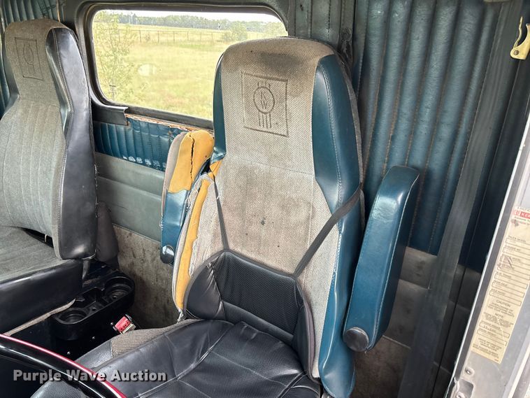 image for item EM8198 1999 Kenworth T800 semi truck