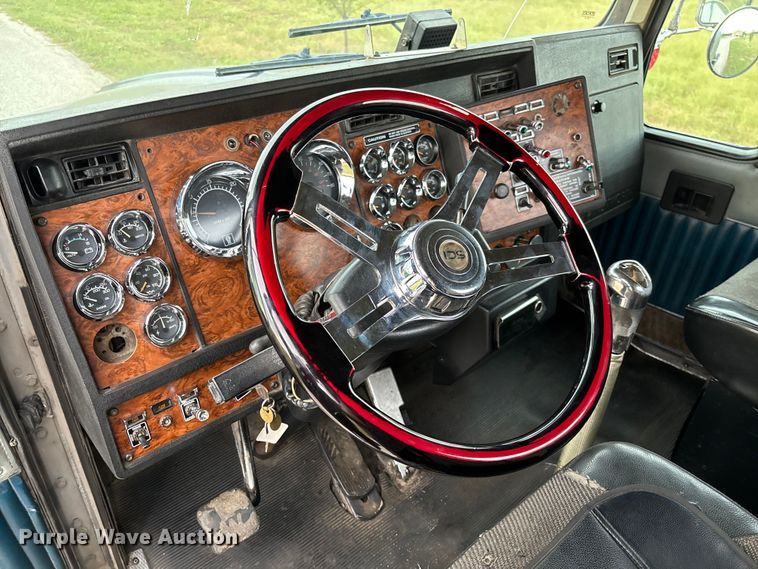 image for item EM8198 1999 Kenworth T800 semi truck