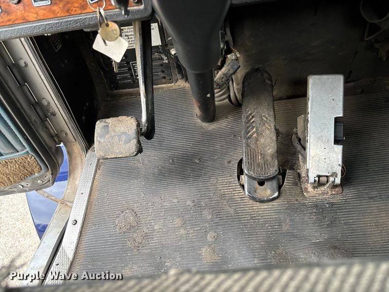 image for item EM8198 1999 Kenworth T800 semi truck