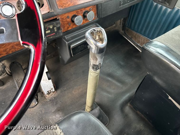 image for item EM8198 1999 Kenworth T800 semi truck