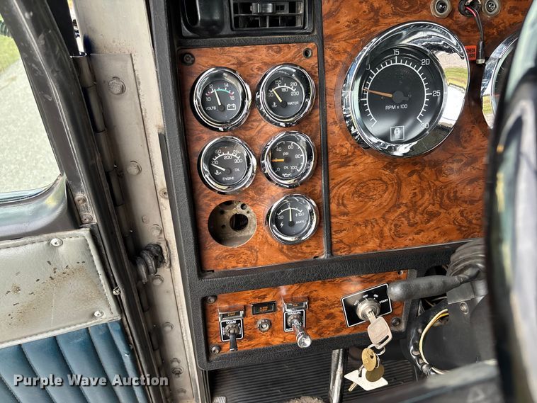 image for item EM8198 1999 Kenworth T800 semi truck