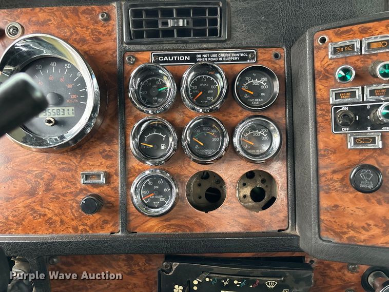 image for item EM8198 1999 Kenworth T800 semi truck