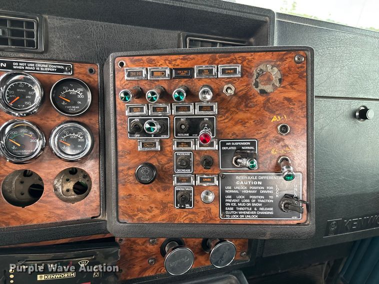 image for item EM8198 1999 Kenworth T800 semi truck