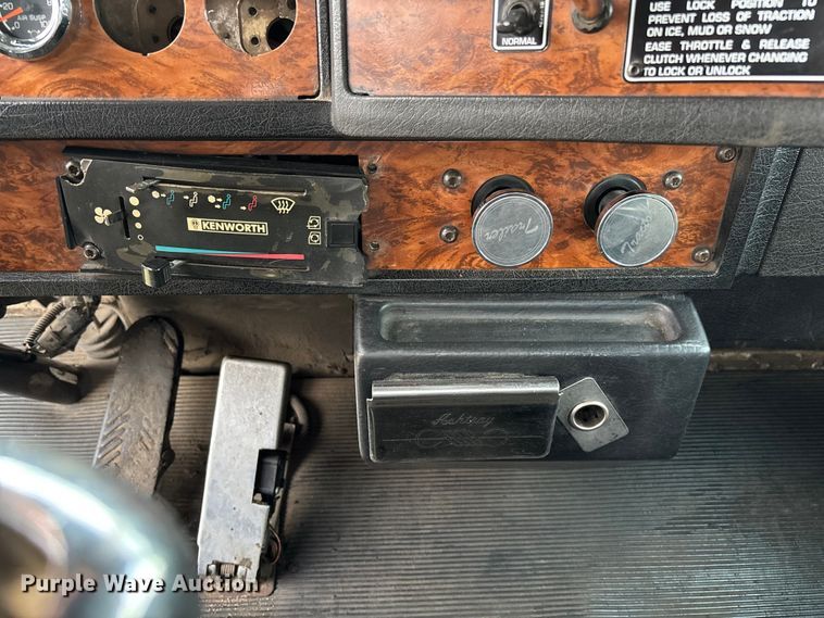 image for item EM8198 1999 Kenworth T800 semi truck