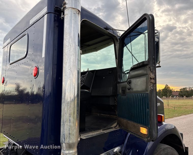 image for item EM8198 1999 Kenworth T800 semi truck