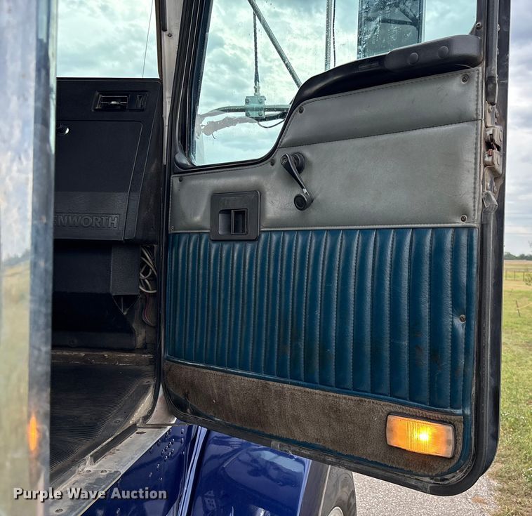 image for item EM8198 1999 Kenworth T800 semi truck